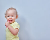 Bebeklerde Diş Çürüğü (Biberon Çürüğü) Neden Olur ve Nasıl Önlenir?