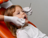 Çocuğun Diş Hekimi ile İlk Tanışması: Ebeveynler İçin Kapsamlı Rehber